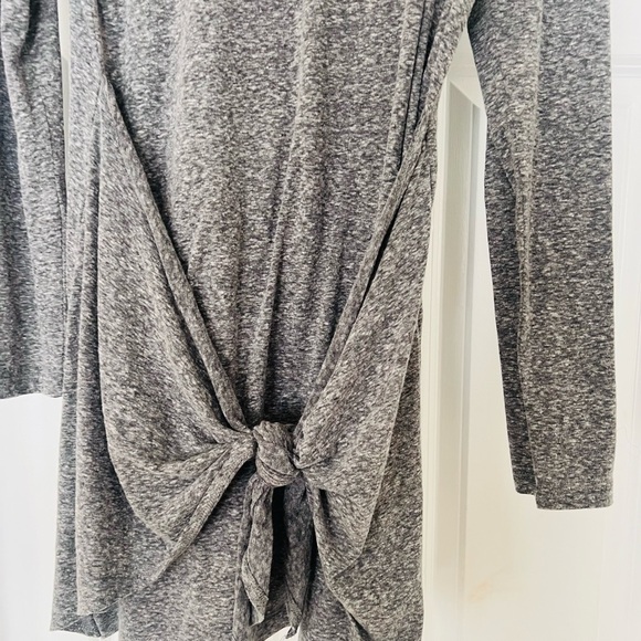 Like new Aerie size medium light tunic top in gray - Picture 3 of 4